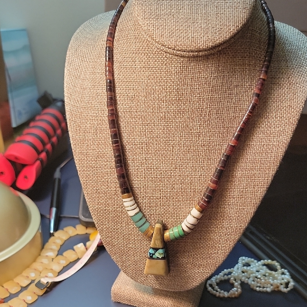 Elegant Beaded Necklace with Gold and Green Accents